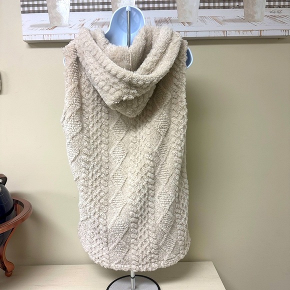 Cozy Hooded Sherpa Vest in Cream with Button Accents - Picture 2 of 5